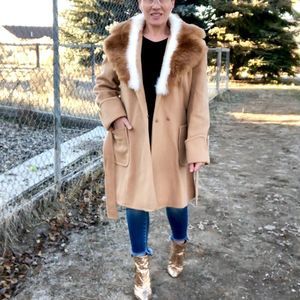 Stunning Vintage Ladies Coat Jackie Kennedy Style Faux Fox Fur (Vintage Coat)